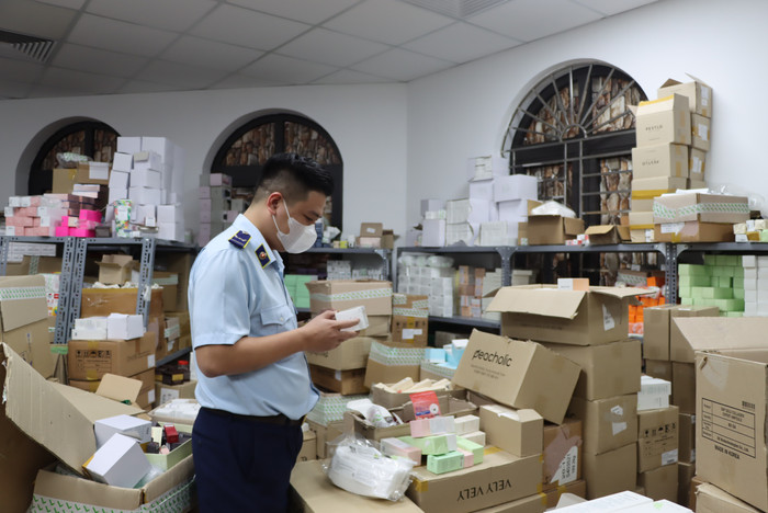 Lực lượng chức năng kiểm đếm hàng hóa vi phạm tại kho hàng của Mailystyle. Ảnh: Người Lao Động