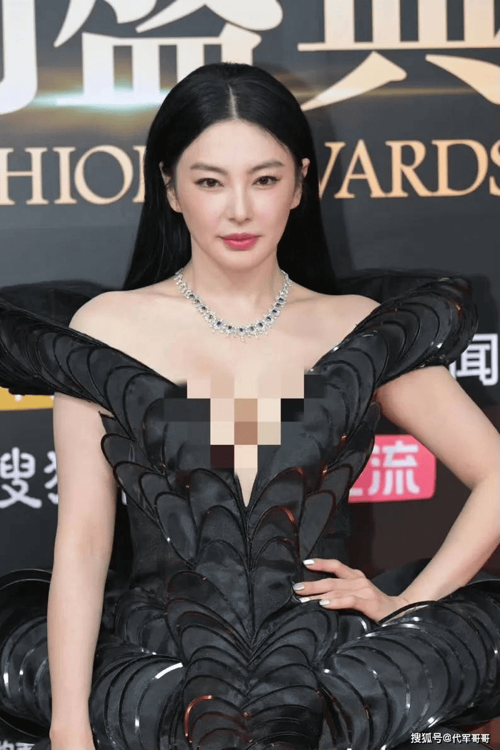 Diễn viên Trương Vũ Kỳ diện váy hở ngực đầy táo bạo. Ảnh: Sưu tầm