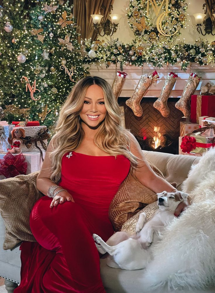 'Nữ hoàng Giáng sinh' luôn duy trì vóc dáng, nhan sắc trẻ đẹp ở tuổi 55.