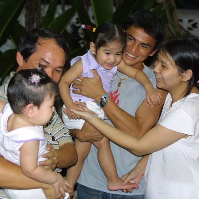 Bầu Đức từng có những khoảnh khắc vui đùa cùng các đứa con của Kiatisak. Ảnh: Kiatisuk