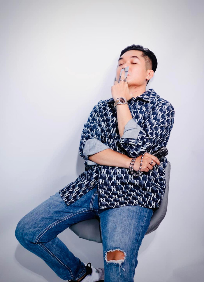 Nam rapper thường xuyên khoe ảnh lái xế hộp, đồng hồ đắt đỏ trên mạng xã hội. (Ảnh: FBNV)
