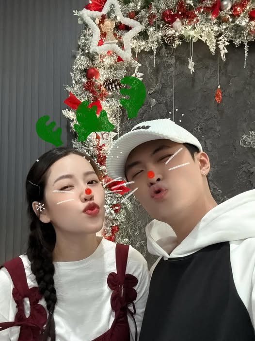 Vợ chồng Puka - Gin Tuấn Kiệt đón Giáng sinh bên nhau. 'Hai chú tuần lộc cute chúc cả nhà Giáng Sinh vui vẻ', nữ diễn viên hài hước chia sẻ. Sắp tới, cả hai sẽ đón con đầu lòng chào đời.