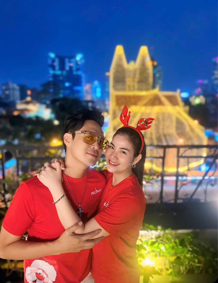 Vợ chồng Kha Ly - Thanh Duy diện đồ đôi rực rỡ, phù hợp với không khí lễ hội. Giáng sinh năm nay, cả hai càng thêm hạnh phúc vì tổ ấm có thêm 'thiên thần nhỏ'. (Ảnh FBNV)