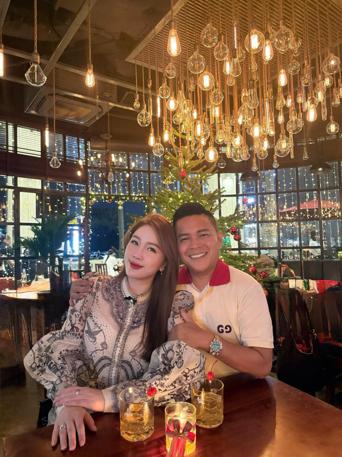 Khoảnh khắc vợ chồng Bảo Thy cùng nhau đón Giáng sinh ấm áp, lãng mạn nhận được nhiều sự trầm trồ, khen ngợi từ khán giả. Giọng ca Công Chúa Bong Bóng gửi lời chúc đến mọi người: 'Chúc cả nhà thân yêu Giáng Sinh an lành, ấm áp và hạnh phúc!'. (Ảnh FBNV)