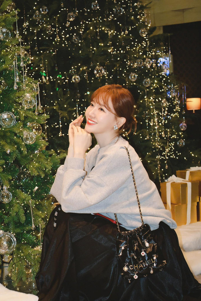 Hari Won rạng rỡ đón Giáng sinh. Bà xã Trấn Thành được nhiều người khen ngợi vì nhan sắc trẻ trung, xinh đẹp. (Ảnh FBNV)