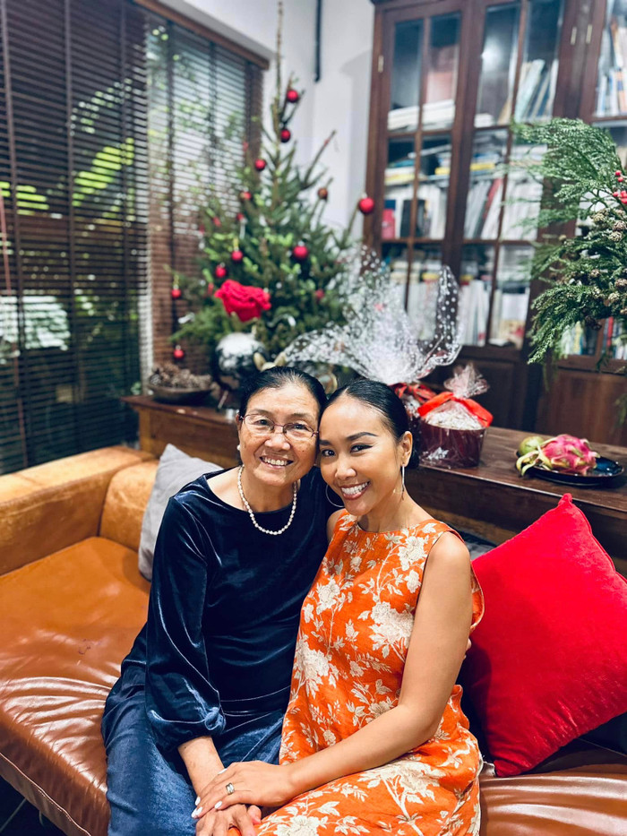 Ca sĩ Đoan Trang đón Giáng sinh ấm áp bên gia đình, người thân. (Ảnh FBNV)