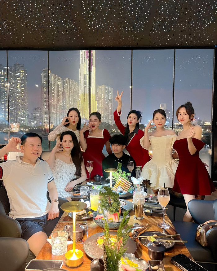 Trương Quỳnh Anh, Sam tụ họp cùng bạn bè thân thiết trong đêm Giáng sinh. 'Anh em tui tới nè Giáng sinh vui vẻ nè cả nhà yêu', nữ ca sĩ hài hước chia sẻ. (Ảnh FBNV)