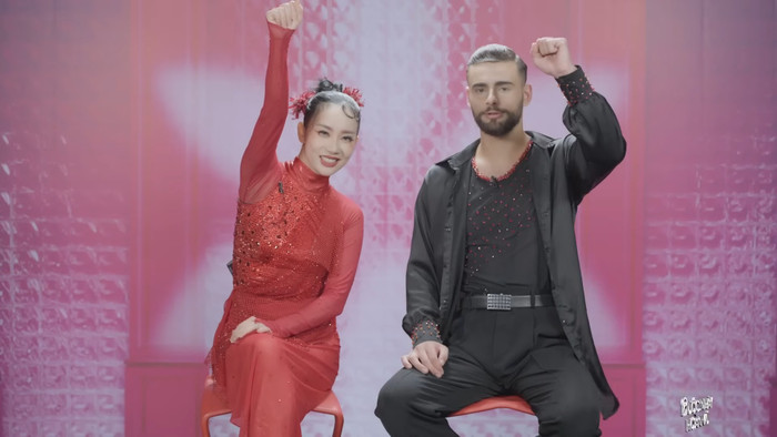 Khi đã hoàn thành phần trình diễn và nhận được số điểm ấn tượng, Phạm Lịch và Boris ngay lập tức cùng nhau thúc đẩy tinh thần đối phương. Ảnh: Chụp màn hình