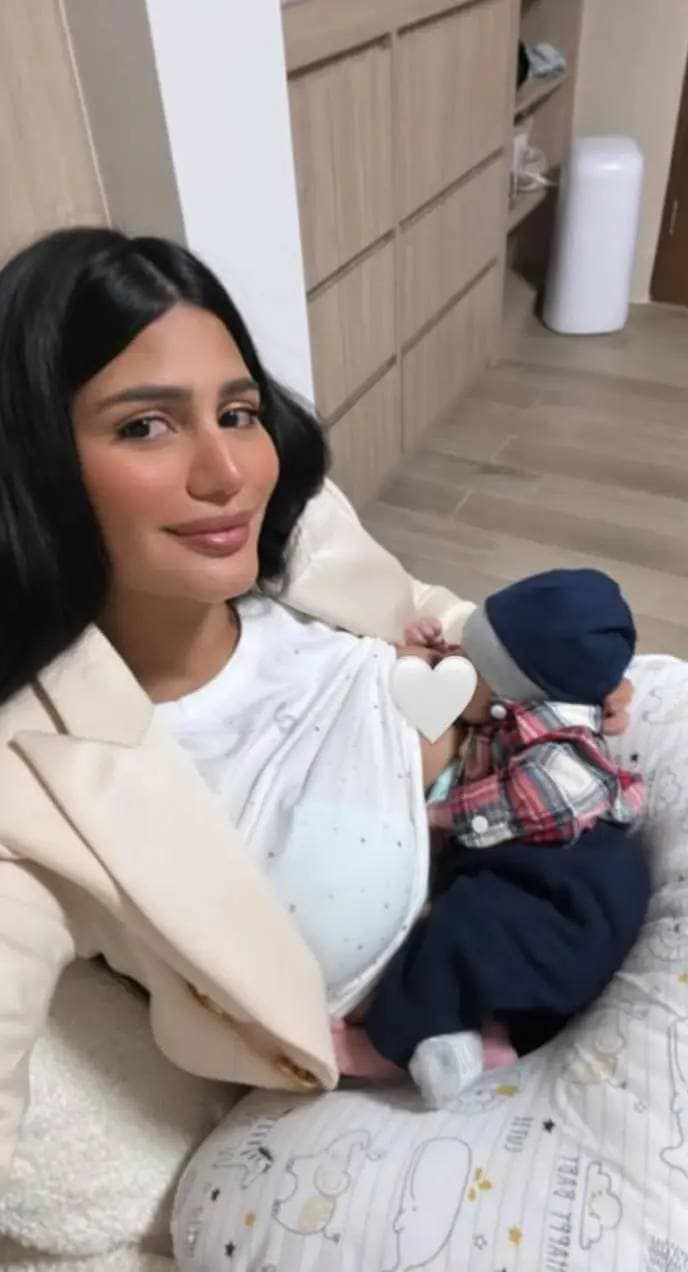 Khoảnh khắc Sthefany Gutierrez khoe ảnh quý tử trên mạng xã hội. 