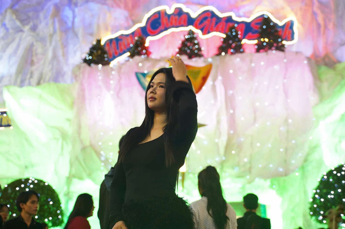 Nhiều bạn trẻ đến chụp hình check - in đón không khí Noel tại xóm đạo quận 8.