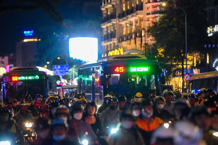 Khu vực trung tâm, người và xe phải di chuyển chậm, có thời điểm ùn ứ.