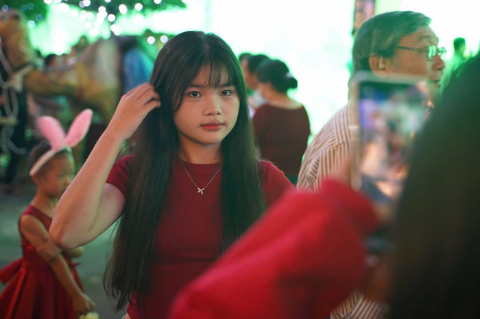 Không khí hai bên đường Phạm Thế Hiển đông vui, nhộn nhịp.