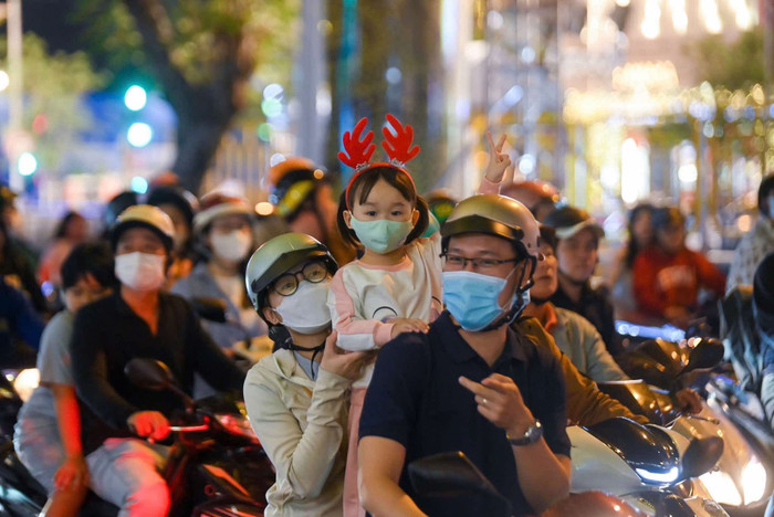 Dù đông nhưng người dân vui vẻ hòa vào không khí Giáng sinh nhộn nhịp.