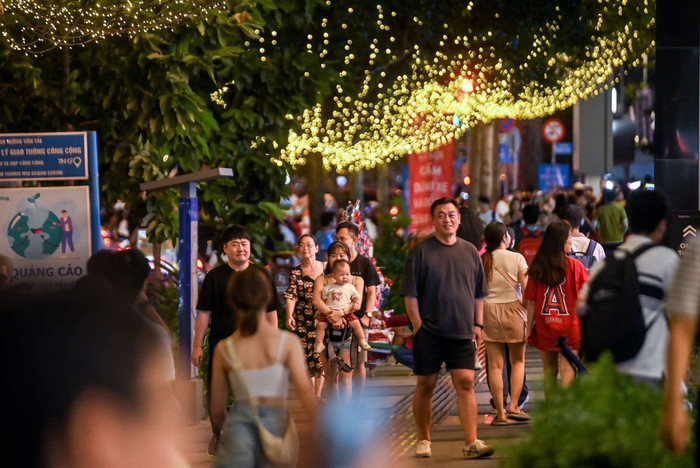 Noel ngập tràn TPHCM: Xóm đạo quận 8 thu hút giới trẻ, đường phố kẹt cứng nhiều giờ Ảnh 2