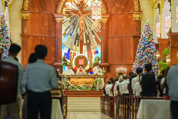 Nhiều người tham dự các buổi lễ tại nhà thờ.