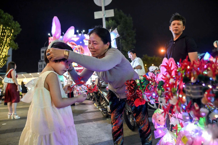 Mọi người đến xóm đạo chụp ảnh, vui chơi Giáng sinh.