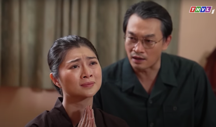 Thanh Trúc nhận giải thưởng diễn xuất với phim Rồi 30 Năm Sau.