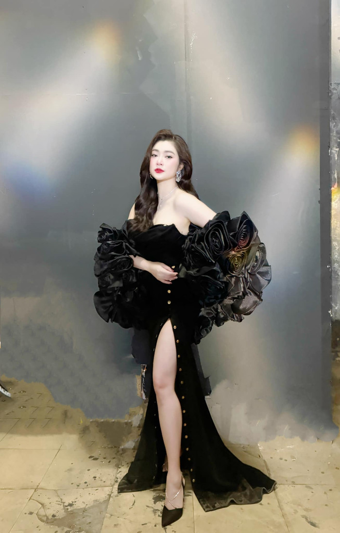 Thanh Trúc diện đầm xẻ tà, khoe sắc vóc nóng bỏng sau 5 tháng sinh con - FBNV.