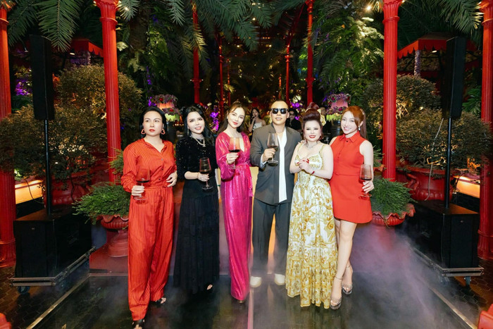 Phượng Chanel dự tiệc sinh nhật tuổi 41 của Vũ Khắc Tiệp. (Ảnh FBNV)