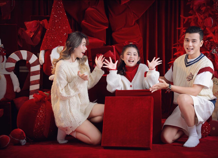 Nữ diễn viên lưu giữ khoảnh khắc đẹp bên những người thân thương trong dịp Giáng sinh. (Ảnh FBNV)