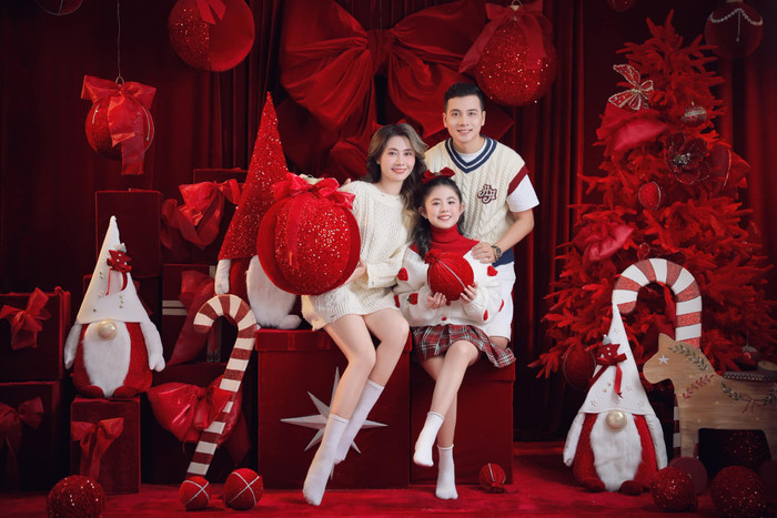 Diễn viên Thanh Hiền chia sẻ ảnh Giáng sinh cùng con gái và bạn trai. (Ảnh FBNV)