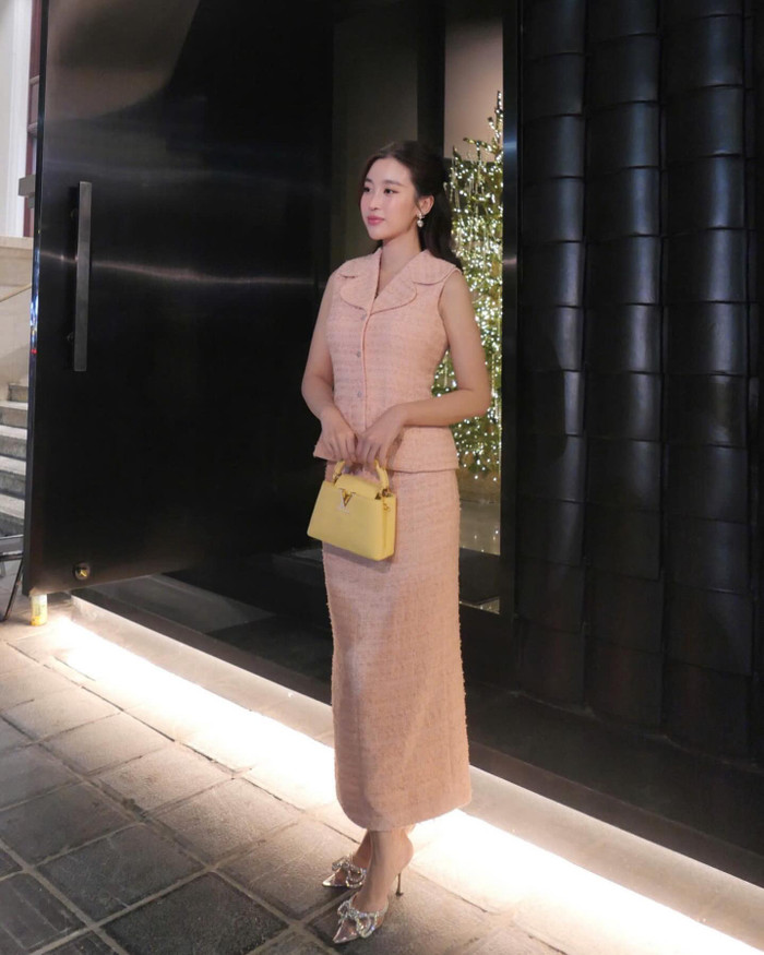 Đỗ Mỹ Linh dạo chơi Lễ Giáng sinh với tổng phụ kiện hàng hiệu lên đến hơn 200 triệu đồng.