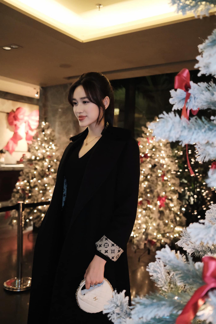 Đỗ Thị Hà cũng xuống phố với dàn váy áo, phụ kiện hàng hiệu mang tổng giá trị khoảng 260 triệu đồng.