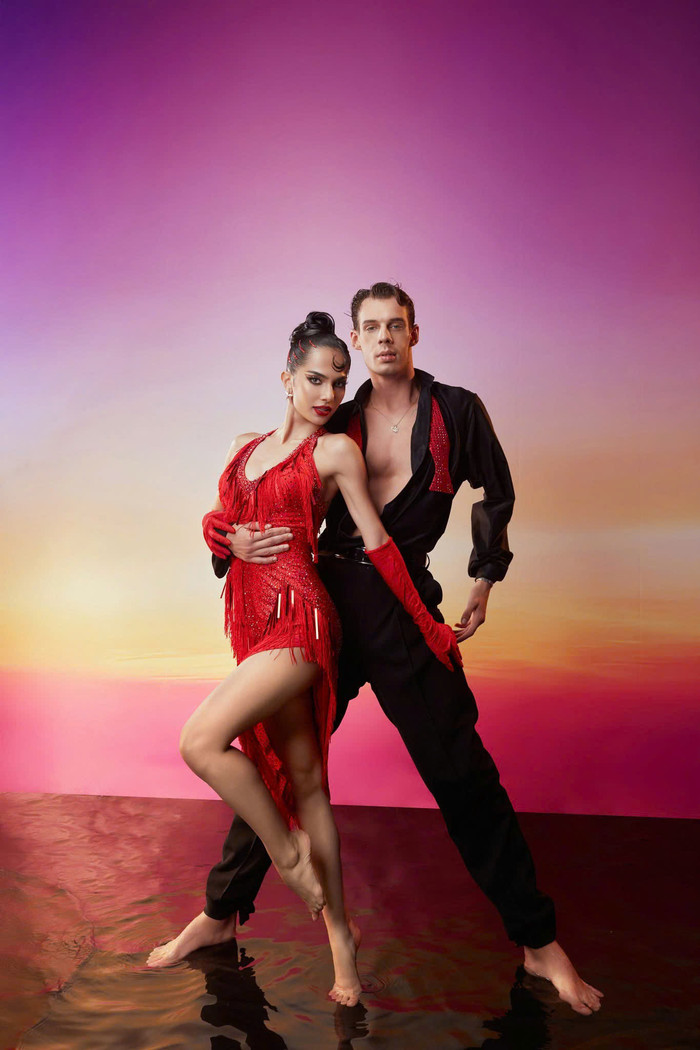 'Mỹ nhân lai Tây' không sợ người yêu ghen khi ghép cặp cùng vũ công nam.