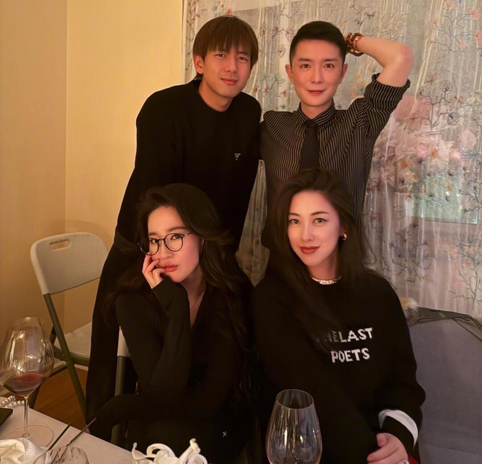 Cả hai tham dự bữa tiệc thân mật vào đêm Giáng sinh. (Ảnh Sohu)