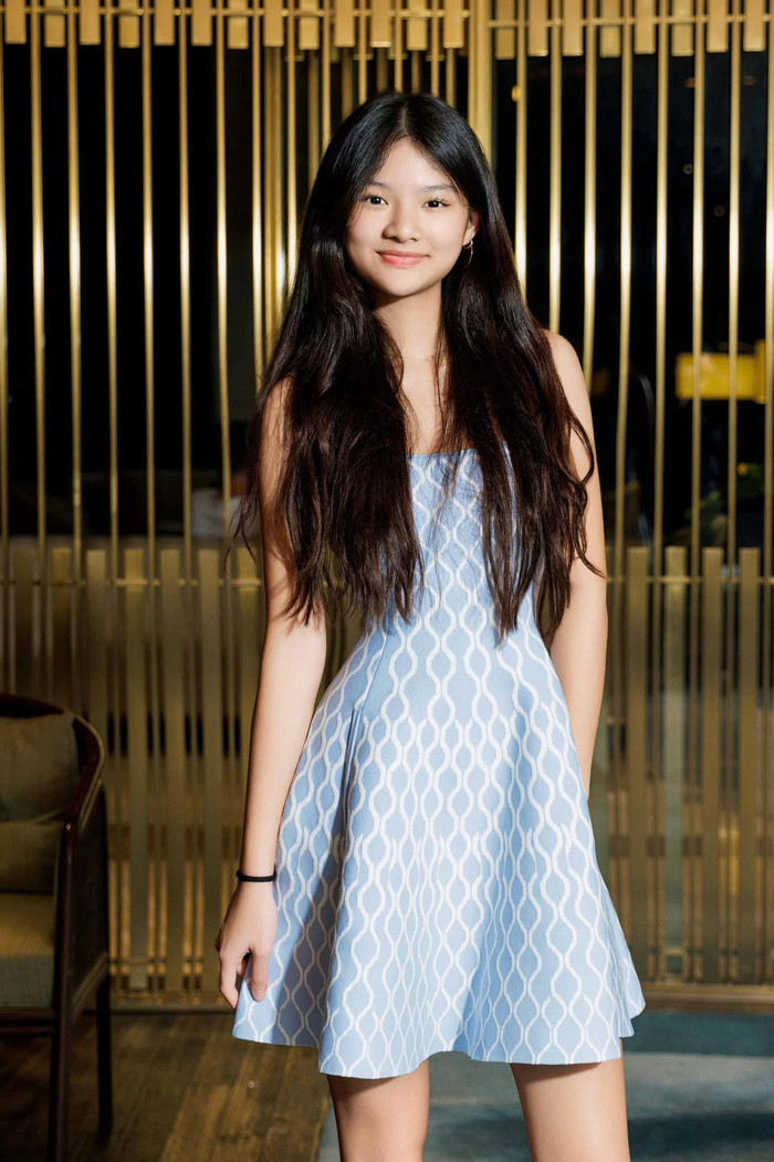 Con gái Trương Ngọc Ánh và Trần Bảo Sơn sở hữu sắc vóc nổi bật, thành tích học tập cùng khả năng ngoại ngữ tốt. (Ảnh: FBNV)