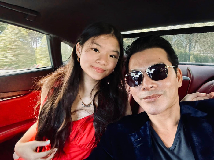 Con gái Trương Ngọc Ánh khoe nhan sắc rạng rỡ bên cạnh bố là diễn viên Trần Bảo Sơn. (Ảnh: FBNV)