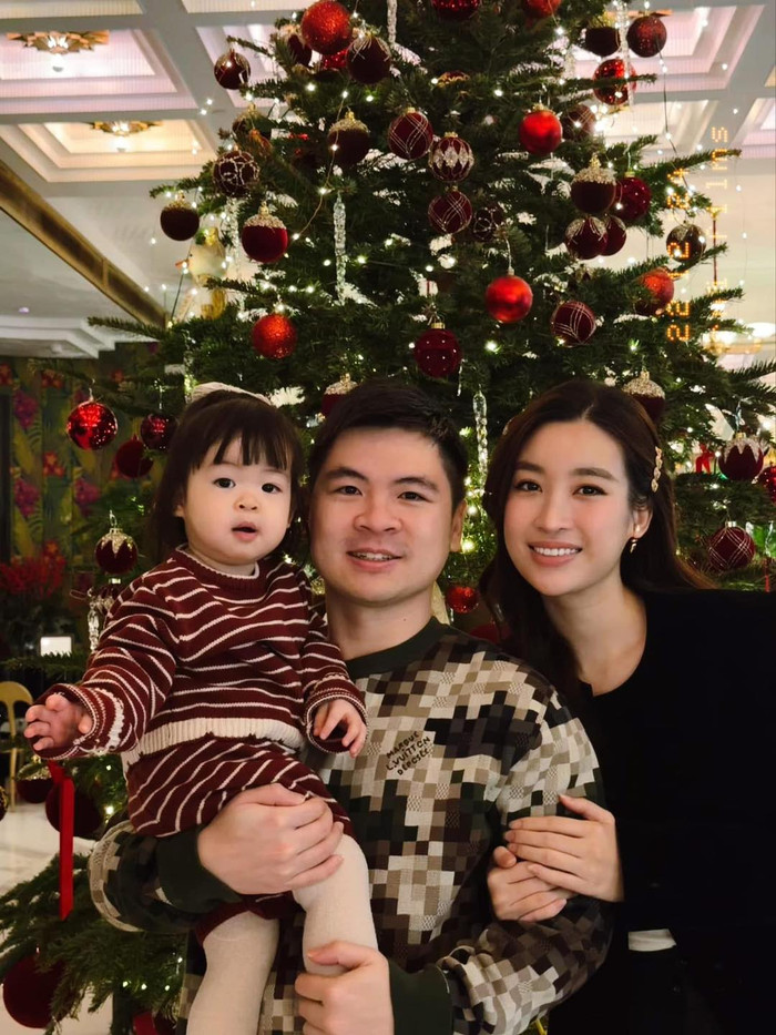 Showbiz 24h: Đỗ Mỹ Linh tận hưởng cuộc sống hôn nhân êm ấm bên cạnh ông xã và con gái đầu lòng. Ảnh: FBNV