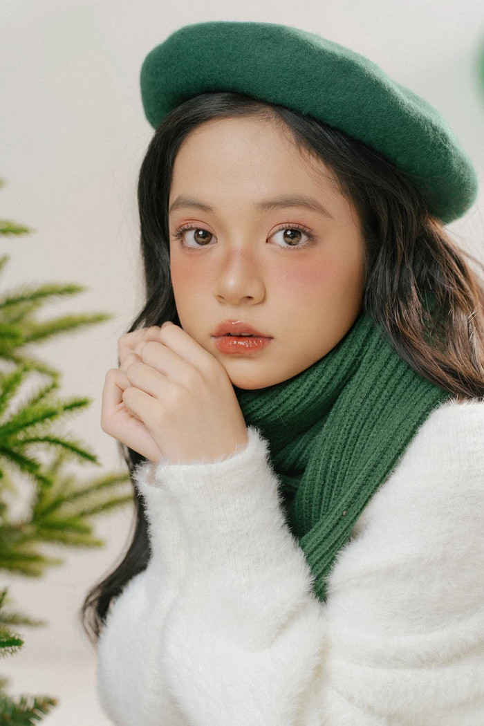 Ảnh cận mặt để lộ ngũ quan hài hòa tuổi 13 của nữ diễn viên.