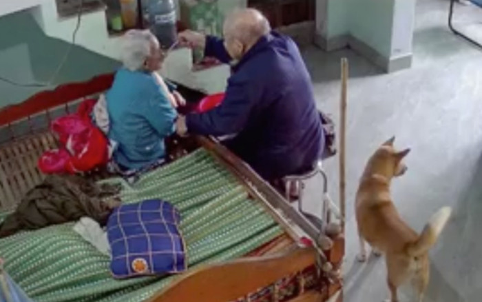 Cụ bà 'tung chiêu' trêu chọc, cụ ông liền có hành động đáp trả khiến triệu người ngỡ ngàng Ảnh 2