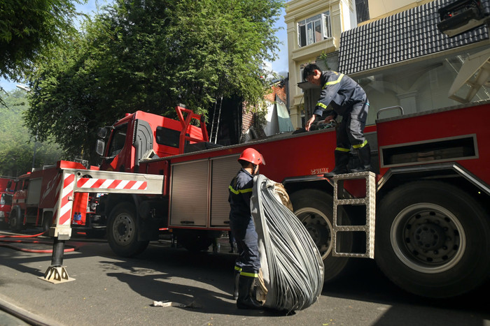 Phòng Cảnh sát PCCC và CNCH Công an TPHCM (PC07) cùng các thiết bị chuyên dụng nhanh chóng có mặt tại hiện trường.