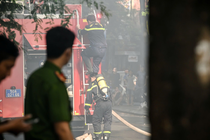 Hiện trường vụ cháy quán bar gần chợ Bến Thành: Hơn 50 cảnh sát tham gia ứng cứu Ảnh 5