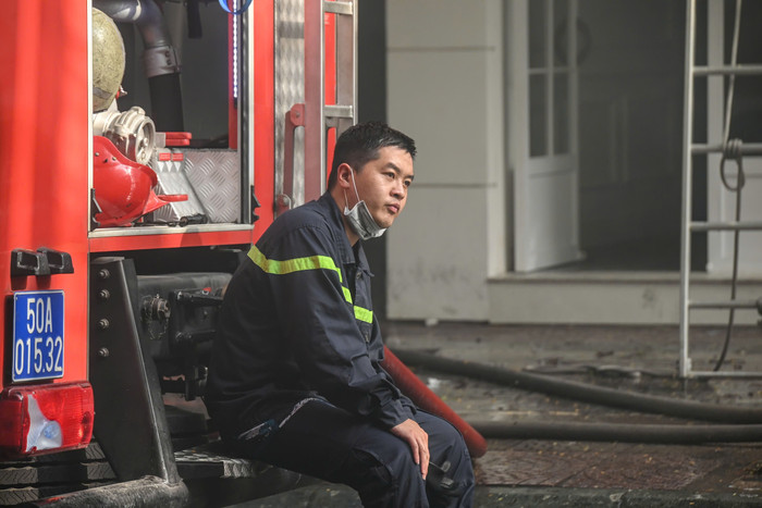 Hiện trường vụ cháy quán bar gần chợ Bến Thành: Hơn 50 cảnh sát tham gia ứng cứu Ảnh 4