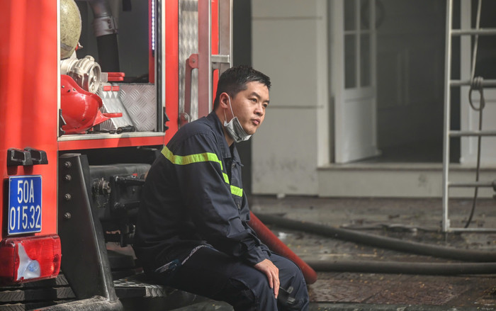 Hiện trường vụ cháy quán bar gần chợ Bến Thành: Hơn 50 cảnh sát tham gia ứng cứu Ảnh 2