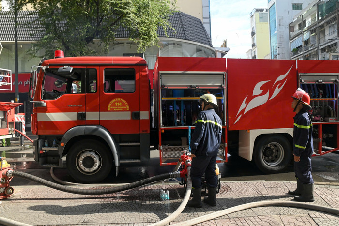 Các xe, thiết bị chuyên dụng cũng được điều động đến chữa cháy.