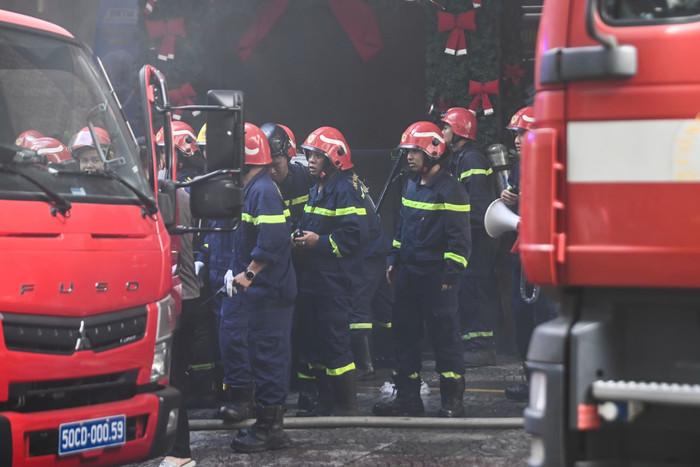 Có đến hơn 50 cảnh sát đến hiện trường ứng cứu.