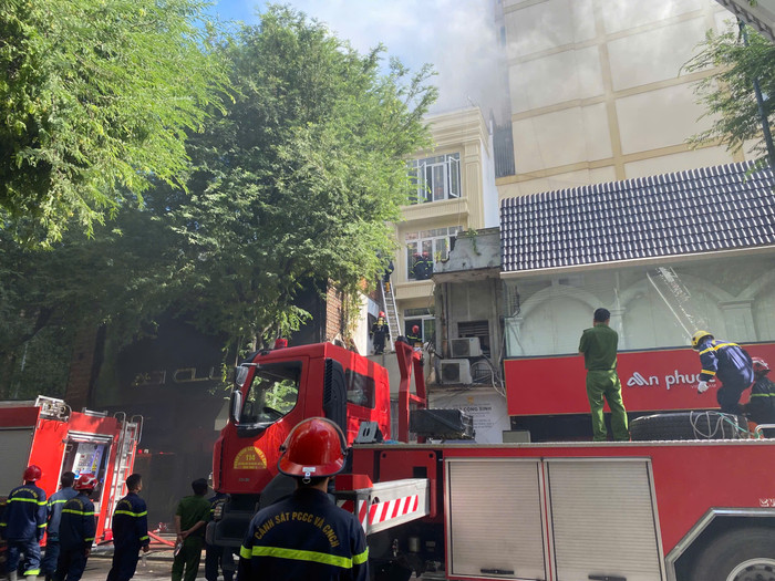 Chiều nay vào lúc 13 giờ, quán bar Asia Club cháy lớn.