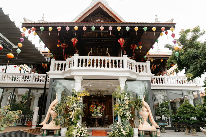 Khuôn viên dinh thự đầy nguy nga của gia đình cô dâu.