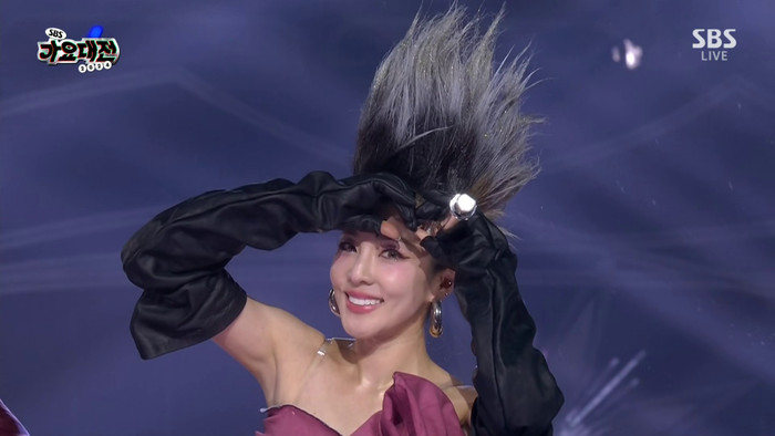 Dara khiến fan xúc động khi tái hiện lại kiểu tóc thương hiệu của mình. 