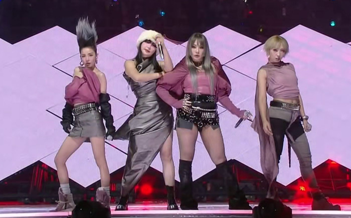 2NE1 'phá đảo' sân khấu SBS Gayo Daejeon sau 10 năm, Dara khiến fan xúc động Ảnh 2