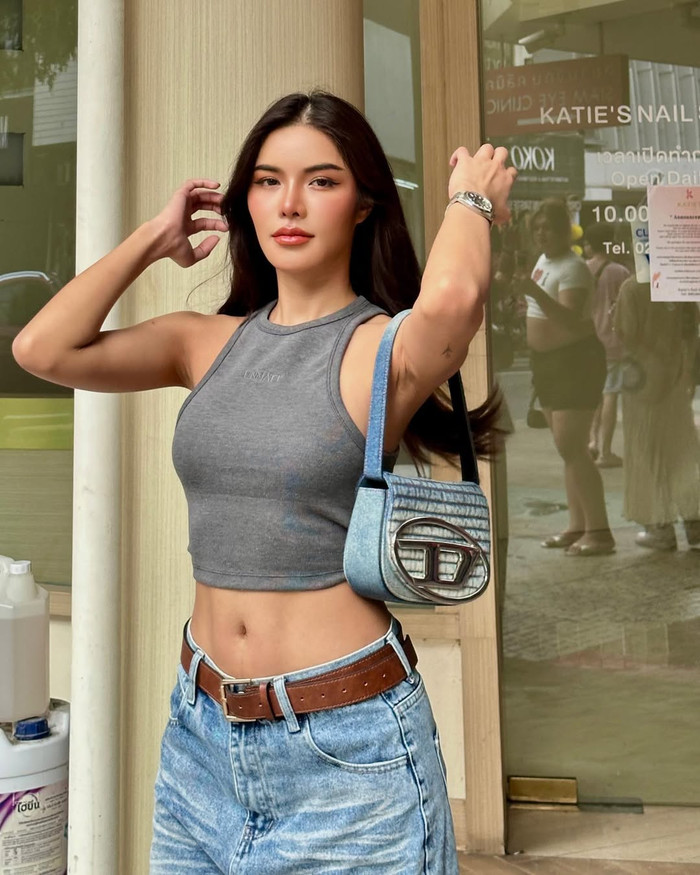 Aoom Thaweeporn nhanh chóng lên tiếng xin lỗi khi bị ông Nawat chê trách.