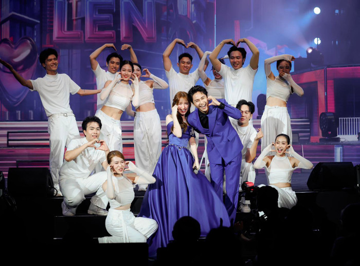 Hoà Minzy toả ra nguồn năng lượng tích cực mỗi khi đi biểu diễn. Ảnh: FBNV