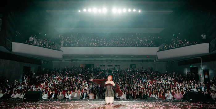 Hoà Minzy đã cùng cộng đồng người hâm mộ có mặt ở fanmeeting chung tay xây dựng thêm cây cầu thiện nguyện. Ảnh: FBNV