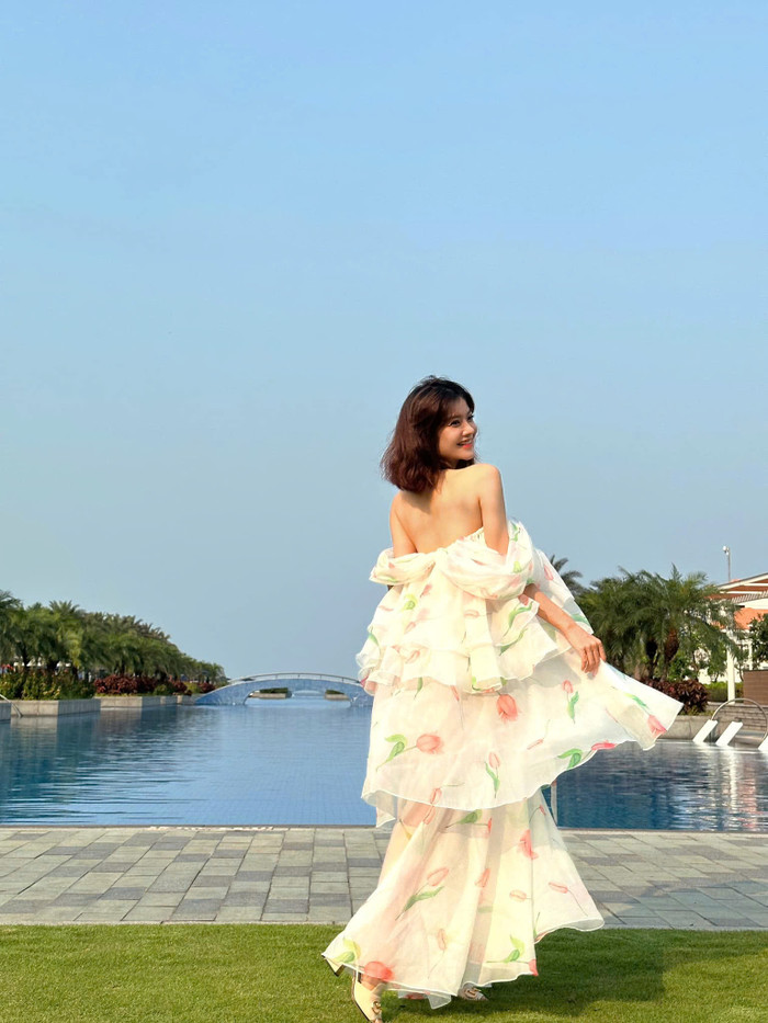 Có thời gian, Lona Kiều Loan chăm diện trang phục có dáng rộng thùng thình. (Ảnh FBNV)