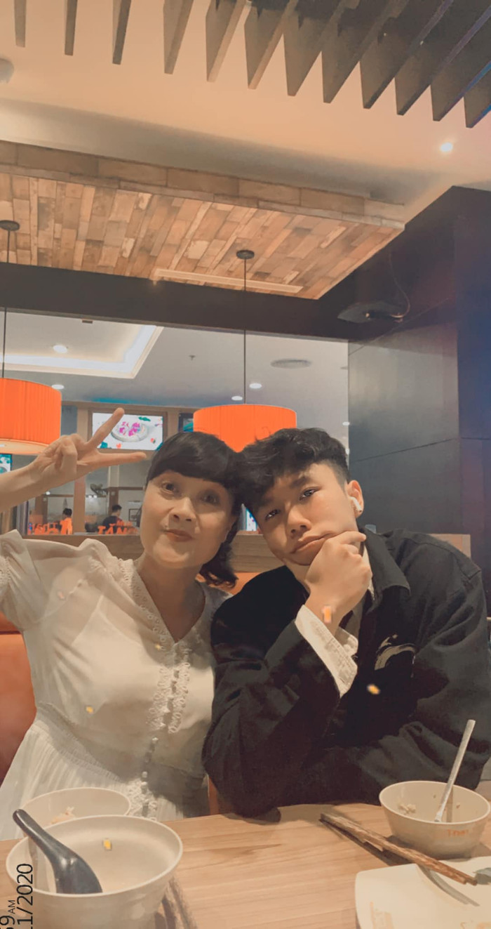 Long Vũ và mẹ là nghệ sĩ Vân Dung. (Ảnh FBNV)