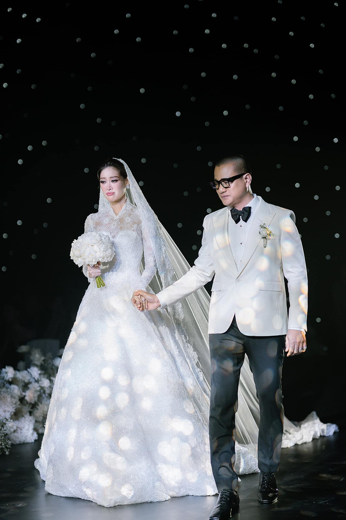 Hoa hậu Khánh Vân và nhiếp ảnh gia Nguyễn Long xúc động trong lễ cưới. (Ảnh: FBNV)